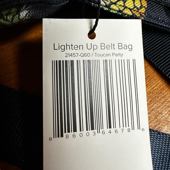 VERA BRADLEY Lighten Up Belt Bag Toucan Party Pineapples Navy Fanny Pack - NWT - Picture 6 of 10